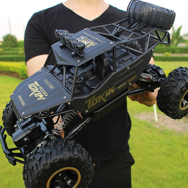 Kraftig RC monster truck 4WD med stærk affjedring, ideel til sjov leg på alle slags underlag.