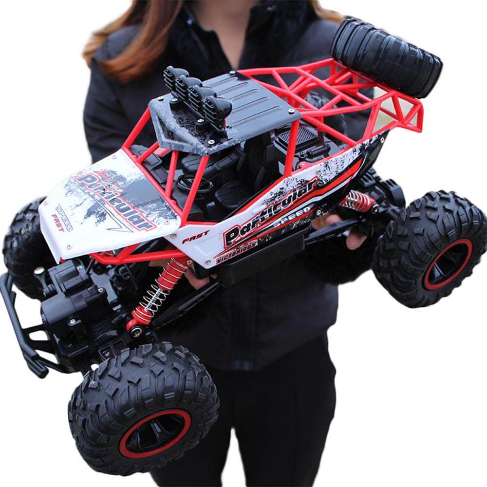 Nærbillede af en fjernstyret 4WD monster trucks store, grove dæk og holdbare chassis til terræn.