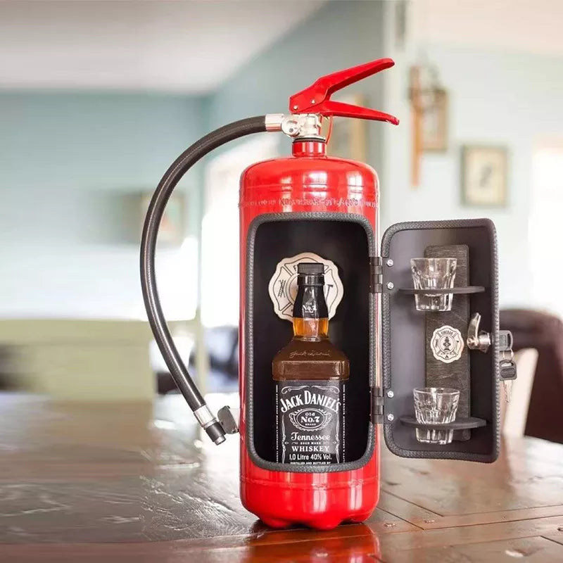 Sjov og unik gave: Minibar formet som brandslukker. Elegant flaskeholder og diskret drikkevareopbevaring.