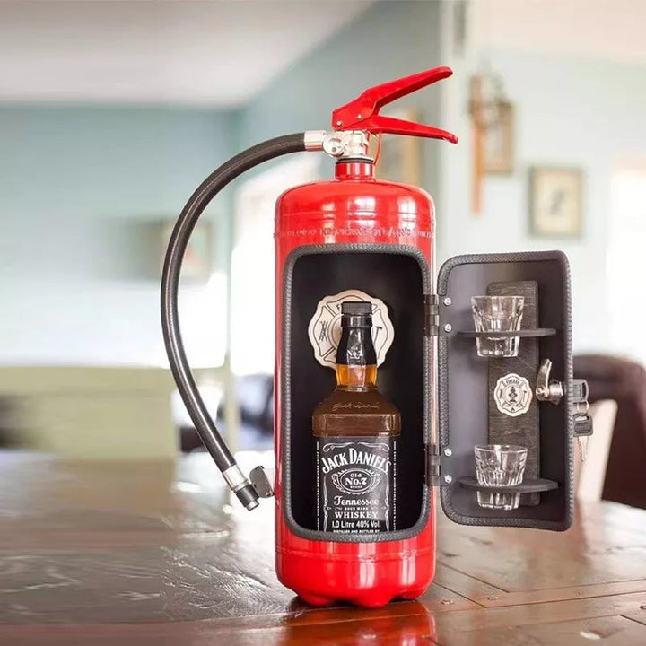 Sjov og unik gave: Minibar formet som brandslukker. Elegant flaskeholder og diskret drikkevareopbevaring.