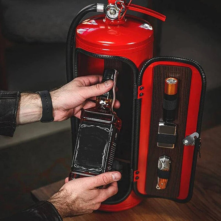 Detaljeret rød brandslukker minibar, en skjult flaskeholder og unik drikkevareopbevaring. Perfekt gadget.