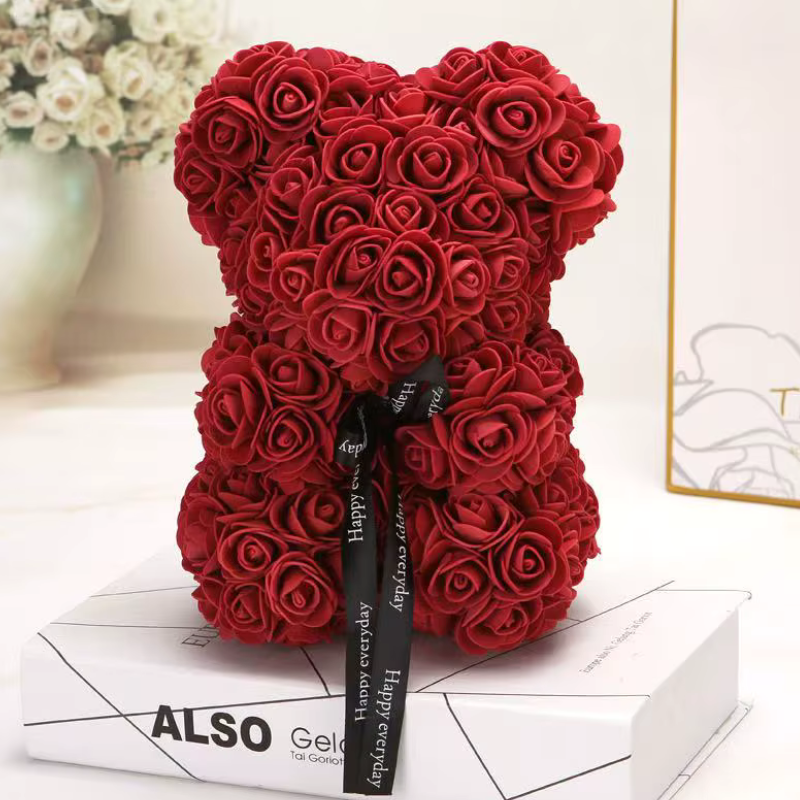 Smuk rød rosebamse, en romantisk blomsterdekoration perfekt til boligindretning og som varig gave.