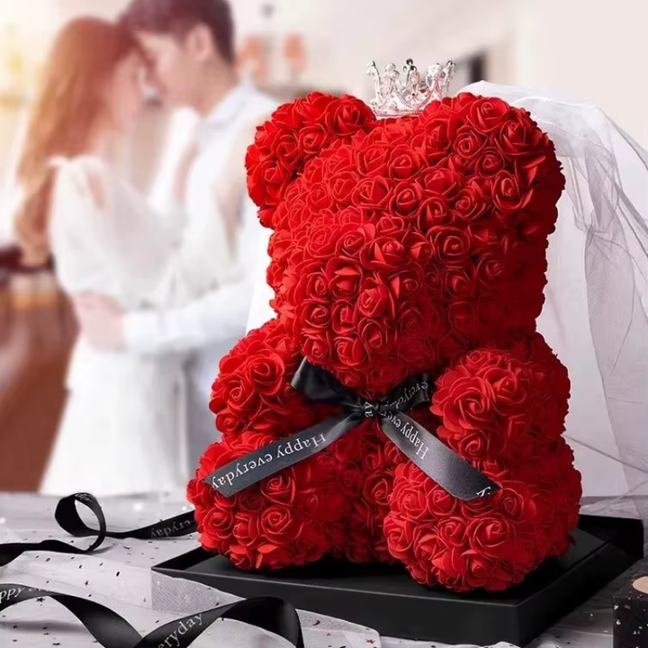 Betagende rød rosebamse, en enestående blomsterdekoration og den ideelle romantiske morsdag gave.