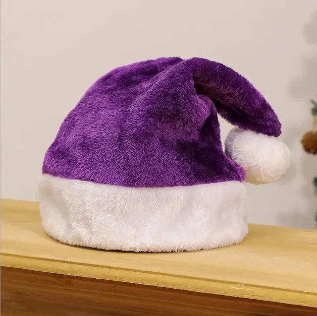 Rød unisex julehue med blød hvid pelskvast og kant, perfekt til festlig julestemning og varme.