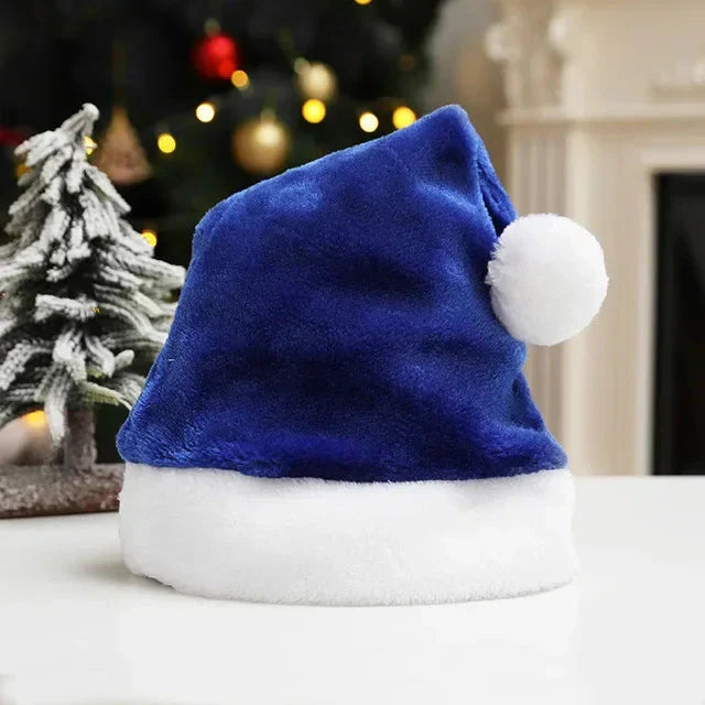 Blød og varm unisex julehue med stor hvid pelskvast, ideel til vinterkulden og julefesten.