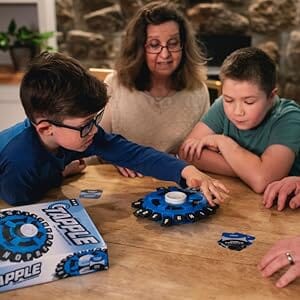 Tapple™ hurtigt ordspil, bærbart familielegetøj med farverige segmenter og en spændende timer til hurtig tænkning.