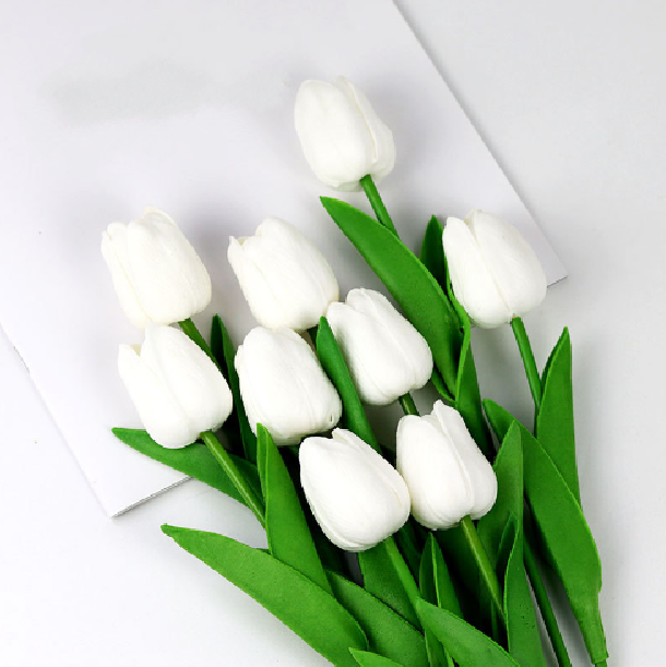 Realistisk kunstig tulipan buket i levende farver; perfekt til vedligeholdelsesfri hjemmedekoration.