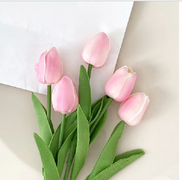 Levende kunstige tulipaner, en frodig og farverig buket der holder sig frisk år efter år.