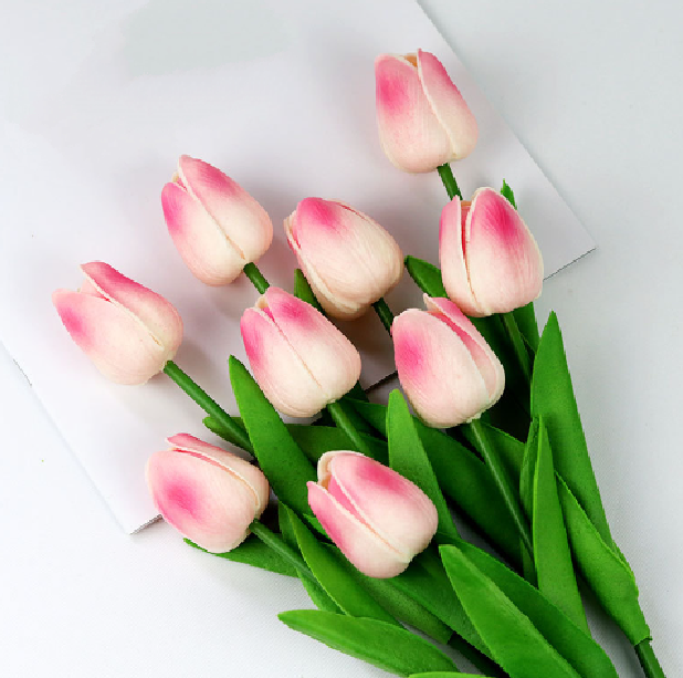 Alsidig kunstig tulipan buket til bord, hylde eller som en del af større blomsterarrangementer.