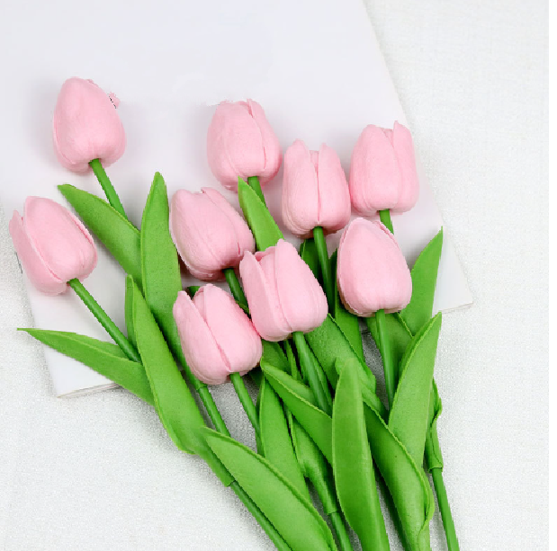 Skøn kunstig tulipan buket; realistiske blomster til hjem, fest og allergivenlig dekoration.
