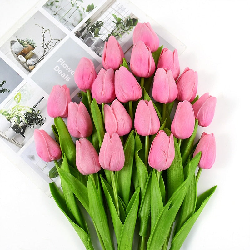 Elegant kunstig tulipan buket, ideel som smuk og allergivenlig dekoration i ethvert hjem.