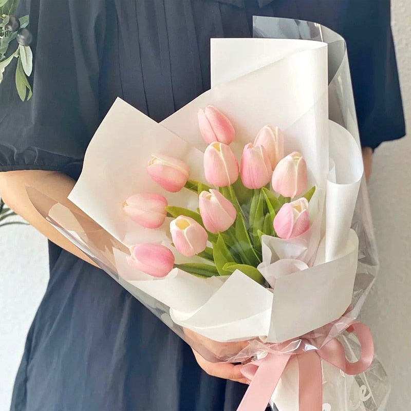 Naturtro kunstige tulipaner i fuldt flor; detaljeret og realistisk blomsterdekoration til hjemmet.