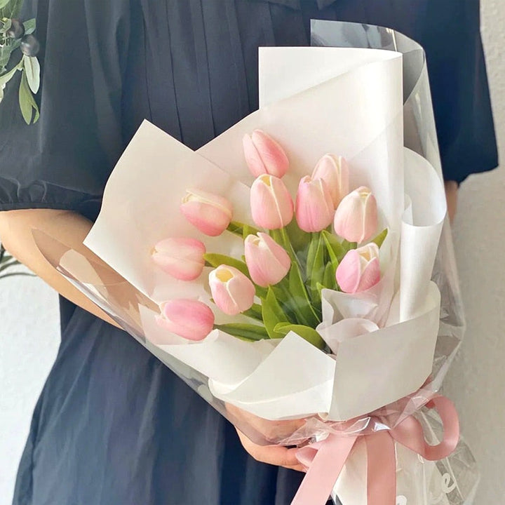 Naturtro kunstige tulipaner i fuldt flor; detaljeret og realistisk blomsterdekoration til hjemmet.