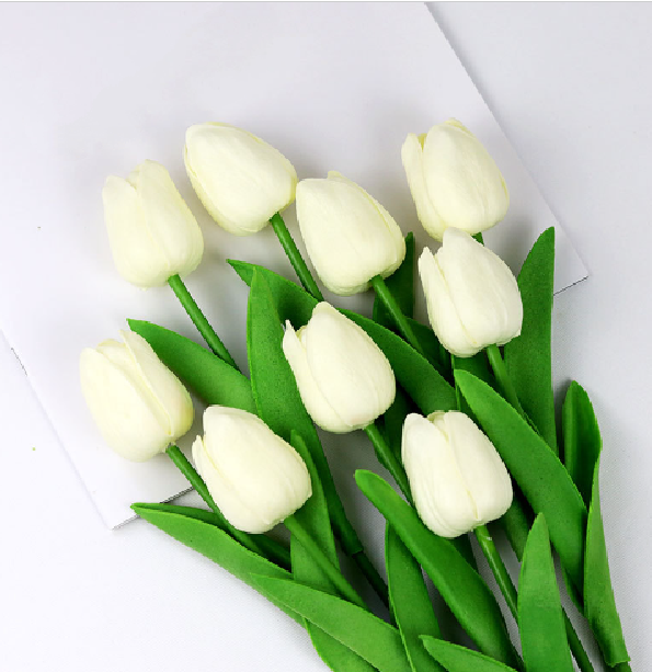 Stilfuld kunstig tulipan buket; fleksibel dekoration til moderne og klassiske hjemmeindretninger.