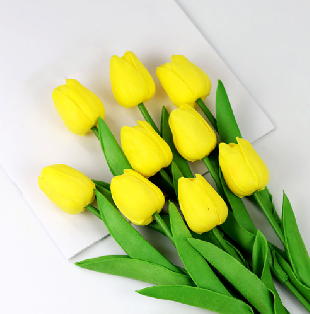 Nærbillede af naturtro kunstige tulipaner, der viser fine detaljer og realistisk tekstur.