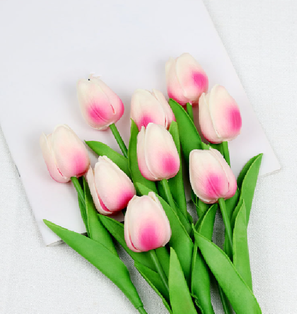 Kunstig tulipan buket smukt arrangeret i vase, skaber en indbydende og frisk atmosfære.