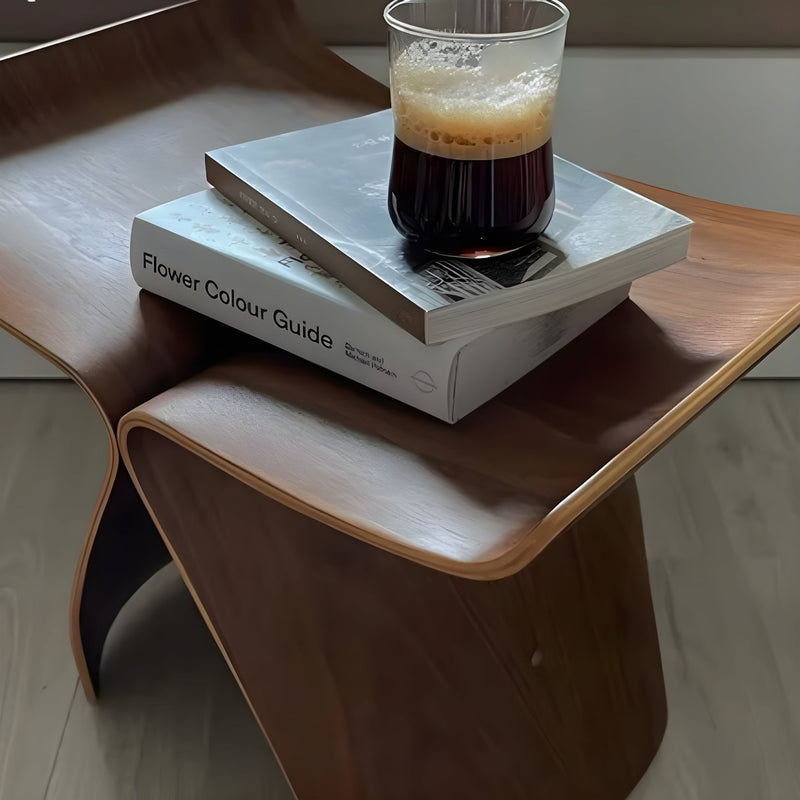 Robust rektangulært bord med lige ben. Velegnet som spisebord, skrivebord eller moderne stuebord. Funktionel indretning.