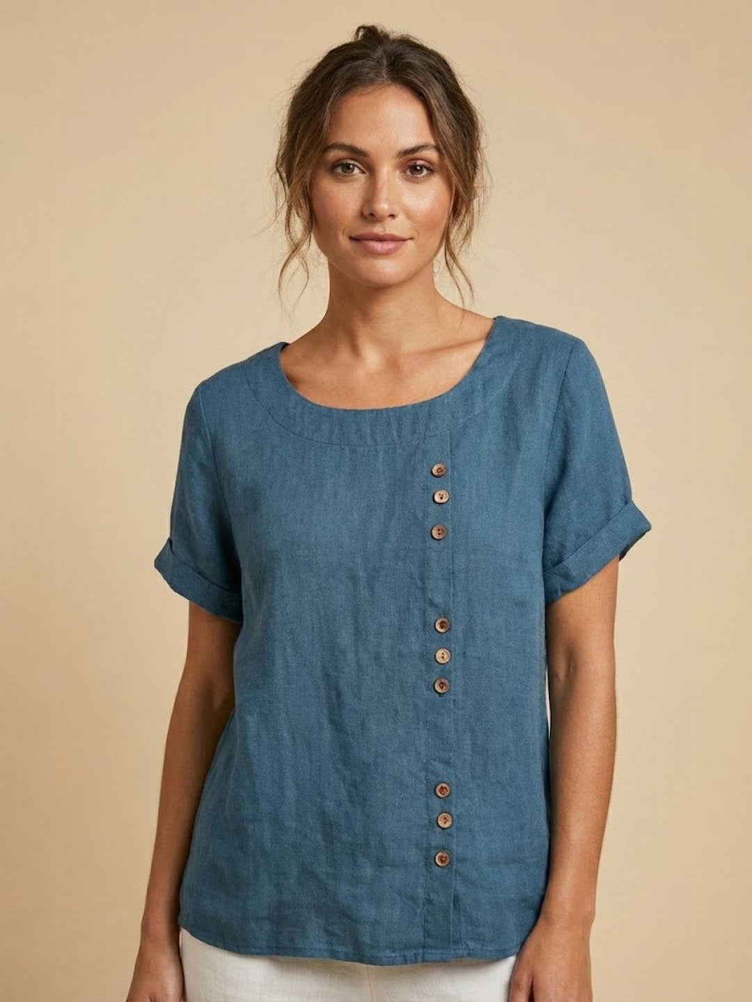 Klassisk damebluse med rund hals og knapper, kortærmet til en tidløs sommerstil.