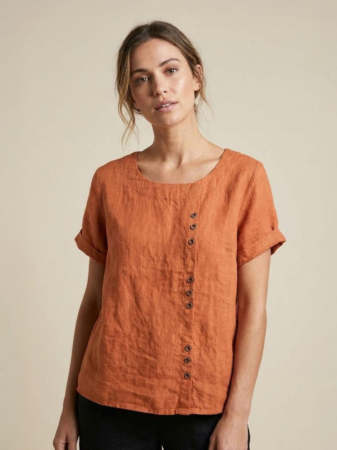 Trendy damebluse med rund hals, knapper og løs pasform, til et moderne udtryk.