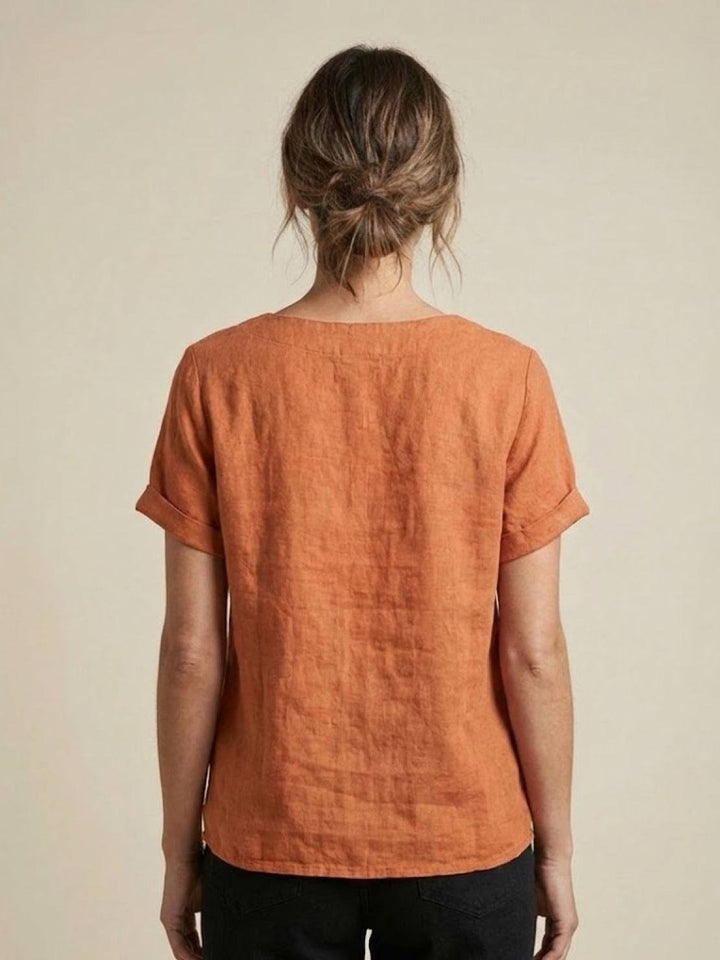 Elegant damebluse med rund hals, knapper og korte ærmer, til et sofistikeret udtryk.