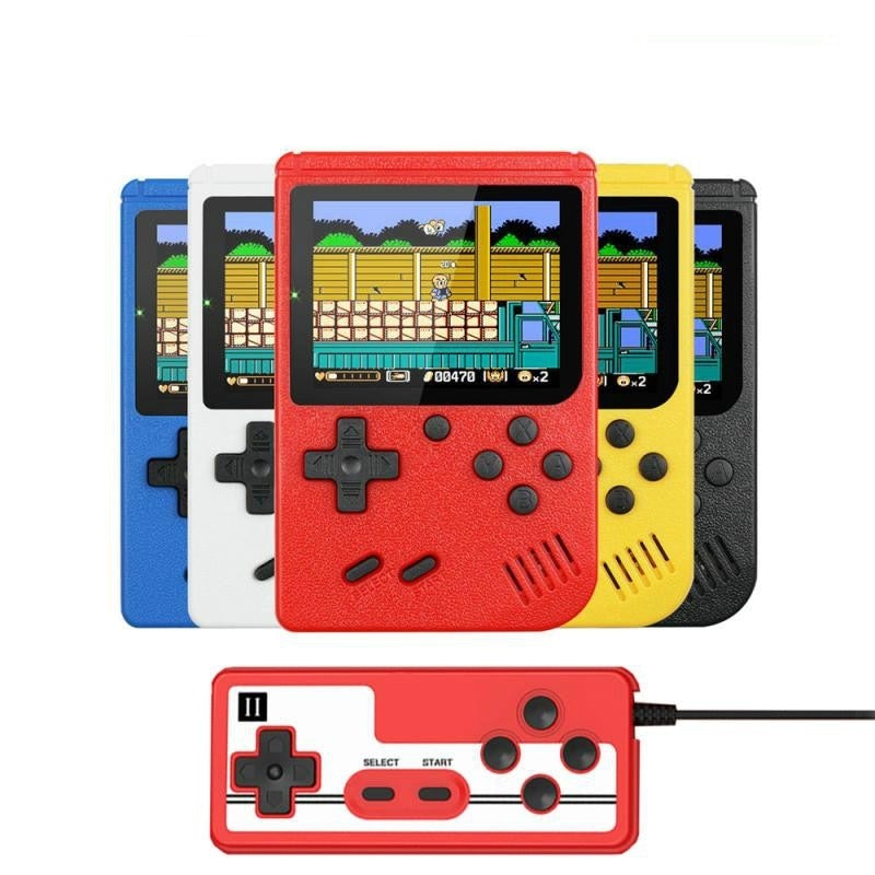 Et barn nyder en håndholdt retro spillekonsol med spændende, klassiske spil. Ideelt legetøj.