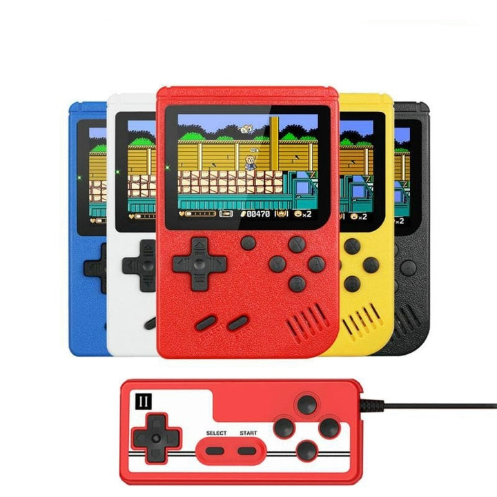 Et barn nyder en håndholdt retro spillekonsol med spændende, klassiske spil. Ideelt legetøj.