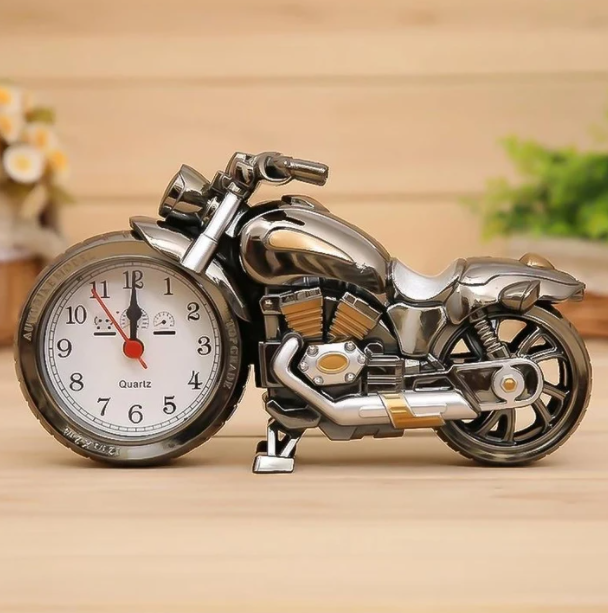 Retro motorcykel vækkeur i guld, stilfuld interiørdekoration til hjemmet.