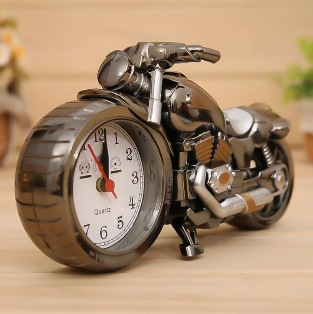 Elegant retro motorcykel vækkeur i sølv, detaljeret design til værelset.