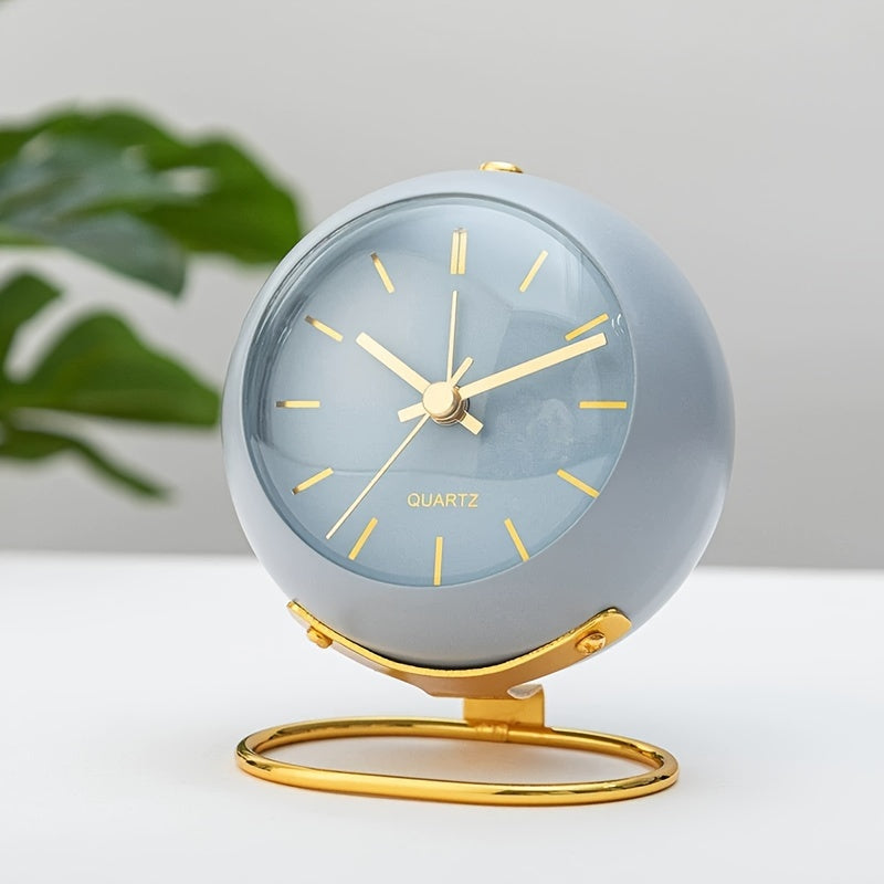 Stilrent metal vækkeur med retro design, perfekt til natbordet i soveværelset.