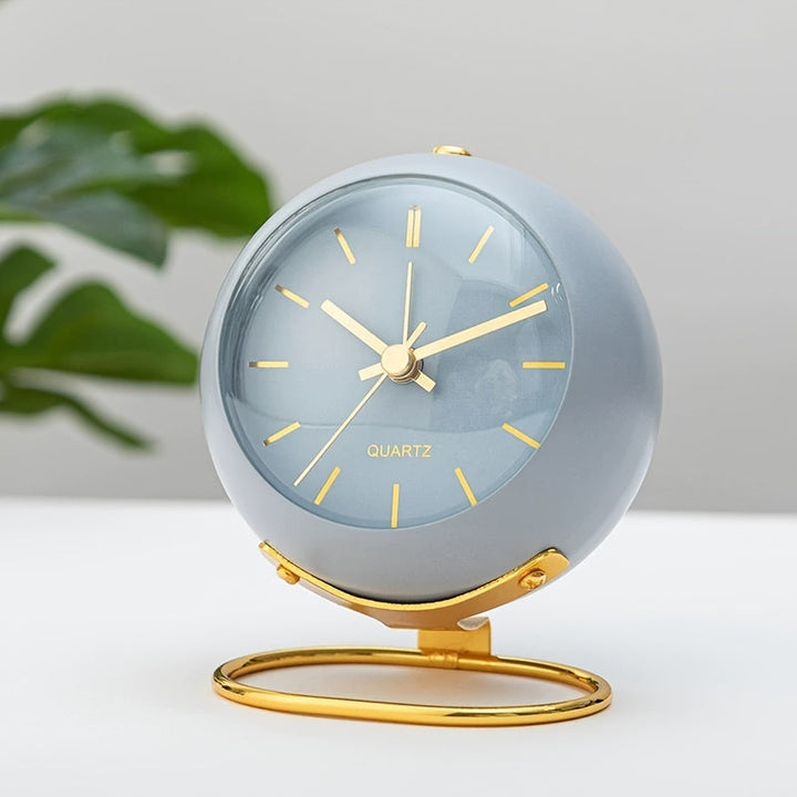 Stilrent metal vækkeur med retro design, perfekt til natbordet i soveværelset.
