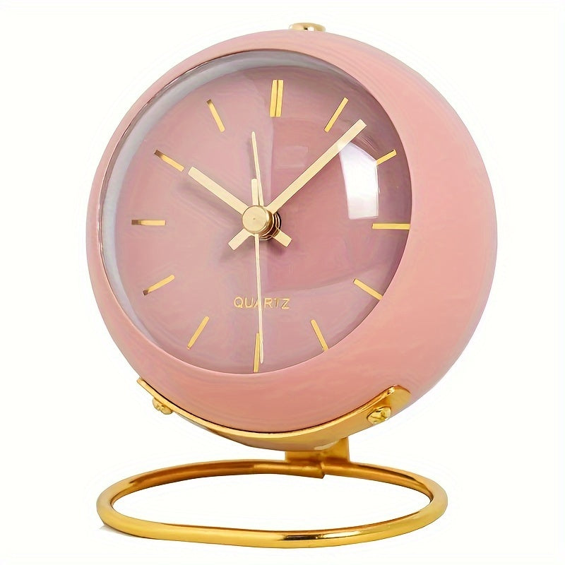 Dekorativt vintage vækkeur, der tilføjer retro charme og tidløs elegance til rummet.