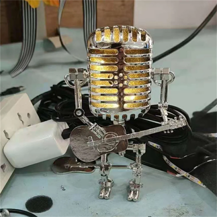 Unik robotlampe HJALMAR med musiktema, LED og dæmpbar. Perfekt som stilfuld dekoration til børneværelset.