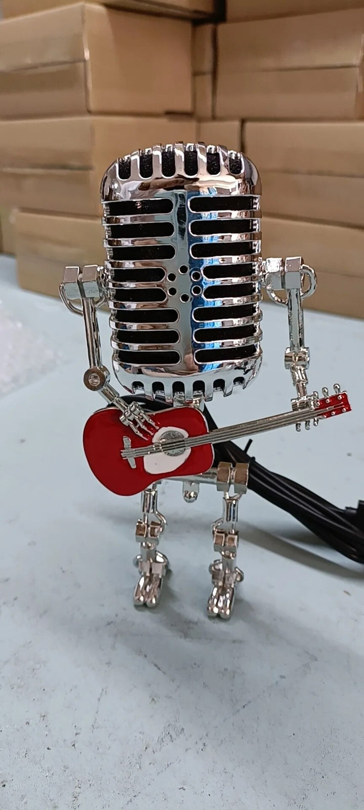 Legesyg robotlampe HJALMAR med musiktema & dæmpbar LED-belysning. Perfekt for et inspirerende børneværelse.