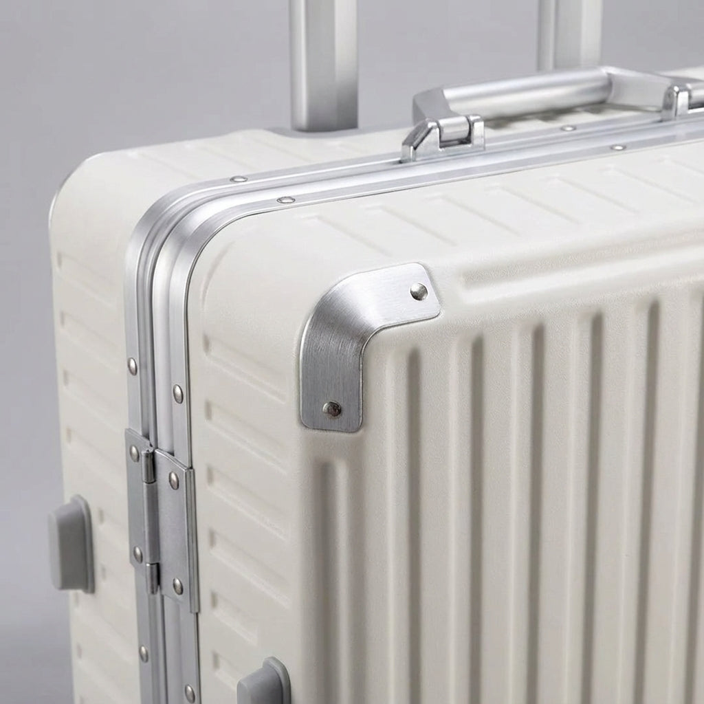 Elegant rejsekuffert for mænd og kvinder, aluminiumsramme, TSA-lås, og USB-port.