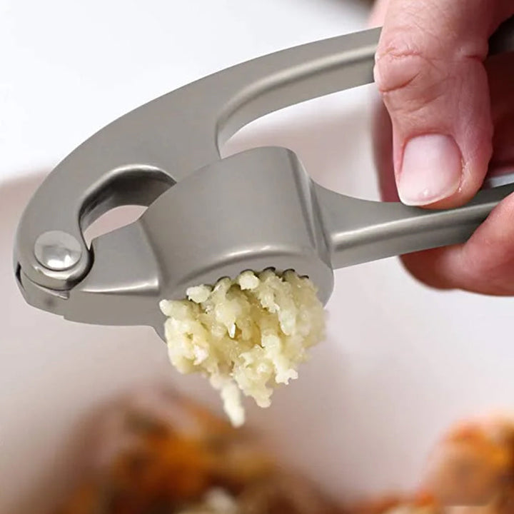 Robust hvidløgspresser i rustfrit stål med ergonomisk håndtag, stort kammer, ideel til køkkenet, nem at rengøre.