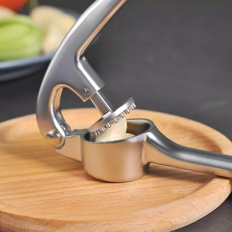 Robust hvidløgspresser i rustfrit stål med ergonomisk håndtag, stort kammer, ideel til køkkenet, nem at rengøre.