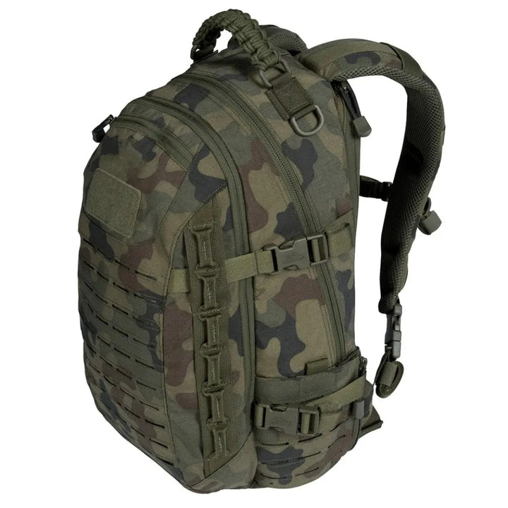 Robust taktisk rygsæk i camouflage, 30-liters opbevaringsplads, vandafvisende, ideel til camping og vandring.