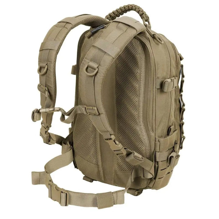 Robust taktisk rygsæk i camouflage, 30-liters opbevaringsplads, vandafvisende, ideel til camping og vandring.