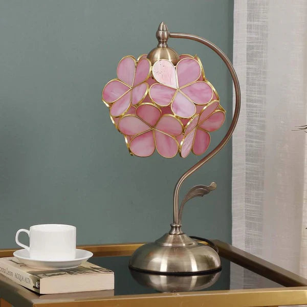 Romantisk Tiffany bordlampe med farvet glas blomsterdesign, justerbar højde, ideel til stue og soveværelse.