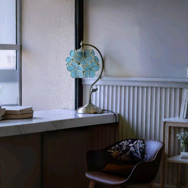Dekorativ Tiffany bordlampe med farvet glas blomster, justerbar bronze base, skaber varm belysning.