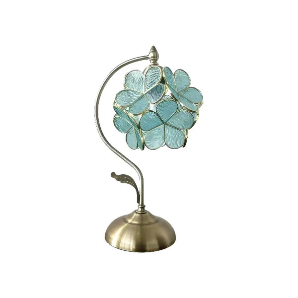 Kunstnerisk Tiffany bordlampe med detaljerede blomster i farvet glas, justerbar for romantisk stemning.