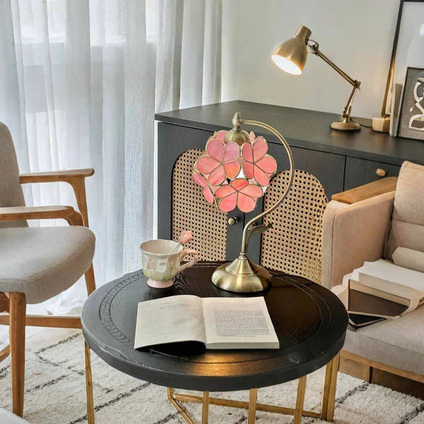 Elegant Tiffany bordlampe i bronze med farverigt blomstermønster, justerbar for perfekt belysning i hjemmet.