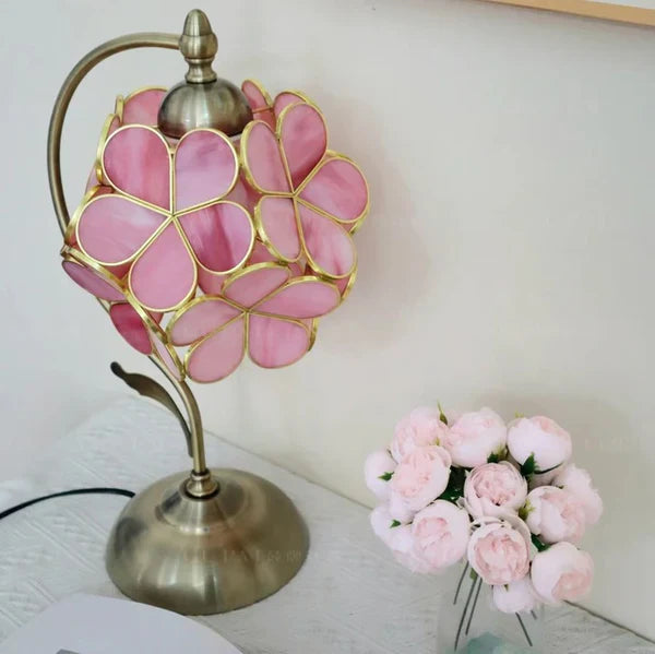 Justerbar Tiffany bordlampe, romantisk blomsterdesign i farvet glas, perfekt til hyggelig belysning.