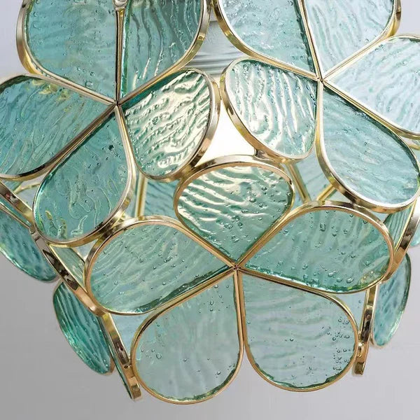 Klassisk Tiffany bordlampe med detaljeret blomstermotiv i farvet glas, bronze fod, til stue og soveværelse.