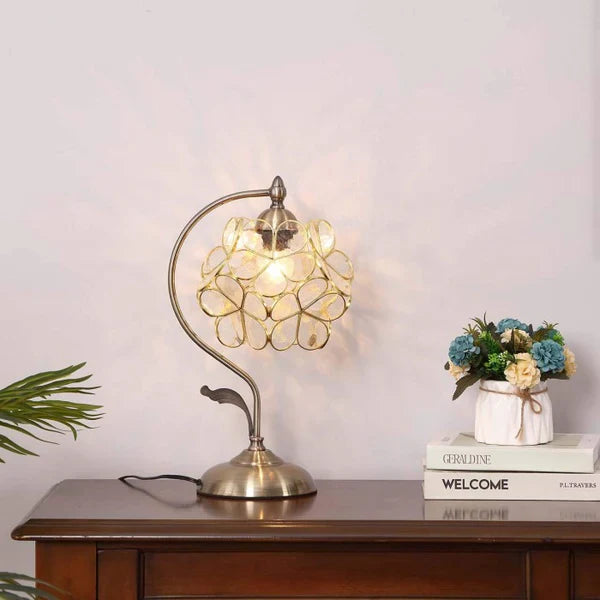 Unik Tiffany bordlampe med smukt farvet glas blomsterdesign, justerbar højde, skaber romantisk stemning.
