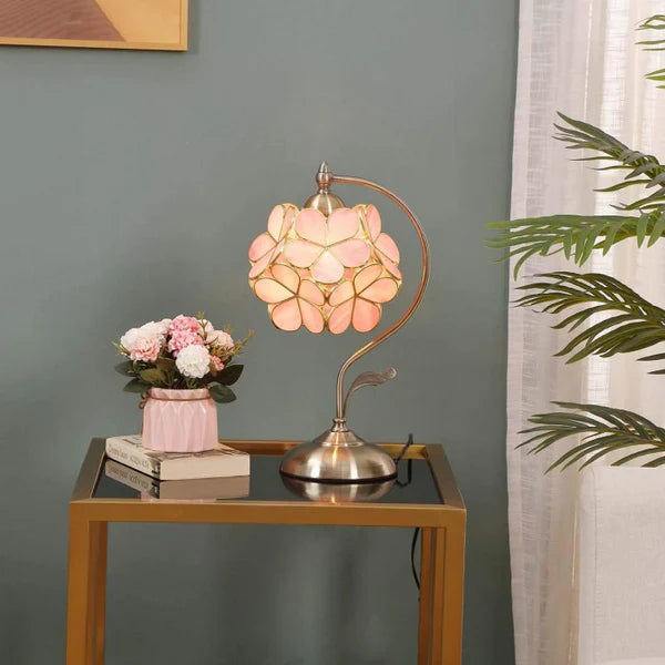Stilfuld bordlampe i Tiffany-stil med farverige glasblomster, justerbar og velegnet til soveværelset.