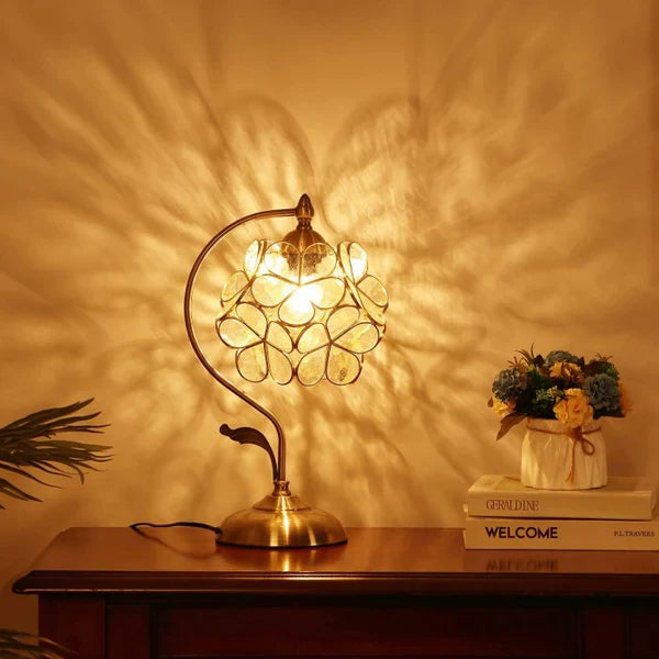 Håndlavet Tiffany bordlampe med romantisk blomstermønster i farvet glas, elegant bronze fod.