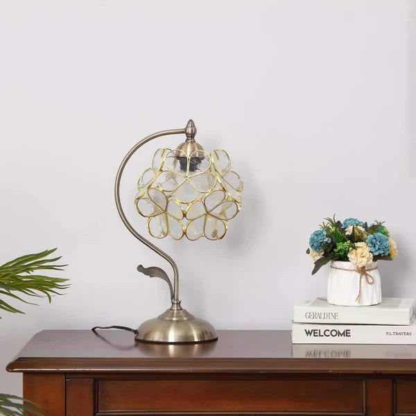 Tiffany bordlampe med justerbar højde, farvet glas og blomsterdesign. Perfekt til stuebelysning.