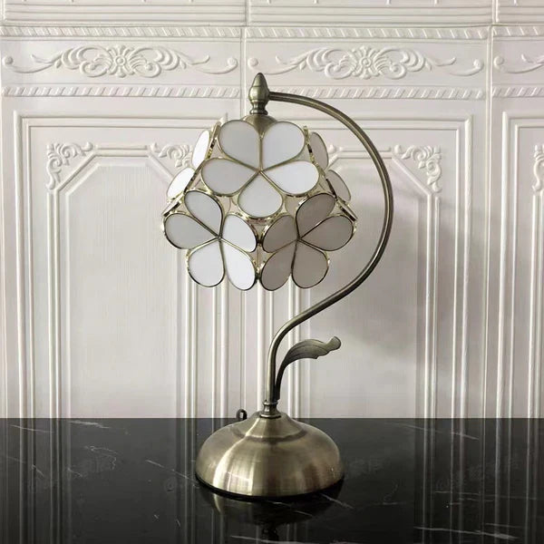 Romantisk bordlampe i Tiffany-stil med farvet glas blomster, justerbar til soveværelse eller stue.