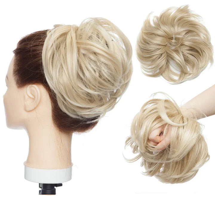Blond rommelig haarknot scrunchie for kvinder. Giver en ubesværet, chic håropsætning på sekunder.